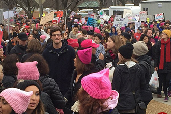 اعضای خانواده ترامپ در بین تظاهرکنندگان/ عکس