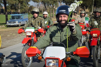 تصاویر/ مراسم نمادین استقبال از امام خمینی (ره)در فرودگاه گرگان