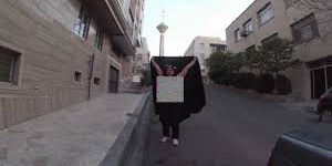  موژان محمدطاهر کارگردان زن ایرانی  با برهنه کردن خود در اطراف برج میلاد , برده هوسبازان شد! + تصویر 