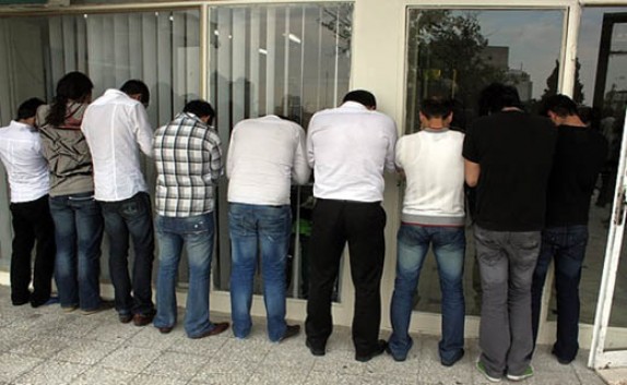 دستگیری 15 وکیل دادگستری در پارتی شبانه  با پوششی نامناسب و زننده، همراه با  استعمال مشروبات الکلی و در حال پایکوبی بصورت مختلط