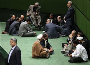 مجلس دهم، غلبه‌ی «قدرت لابی‌گری» بر «مقبولیت اجتماعی»/باید فراکسیون انقلابی» تشکیل شود/دیگر به وعده های روحانی اعتباری نیست