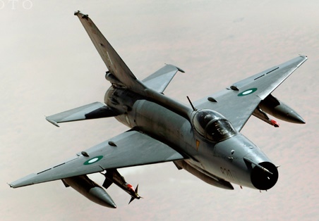 خبرفوری/سقوط یک فروند جنگنده ایرانی از نوع F7 در استان اصفهان /2 خلبان نجات یافتند+ عکس