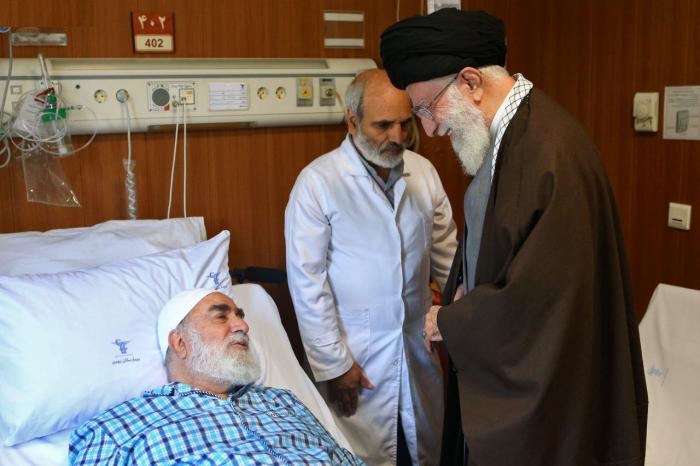 عکس/ عیادت رهبر معظم انقلاب از حجت الاسلام محمدی گلپایگانی