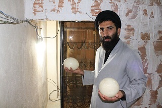  گزارش تصویری/ ابتکار جالب طلبه جوان بندرگزی پرورش شترمرغ در پشت بام!