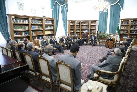 آیت الله هاشمی رفسنجانی: مسؤولان عالی کشور، مصالح نظام را به هیاهوی تندروها گره نمی زنند