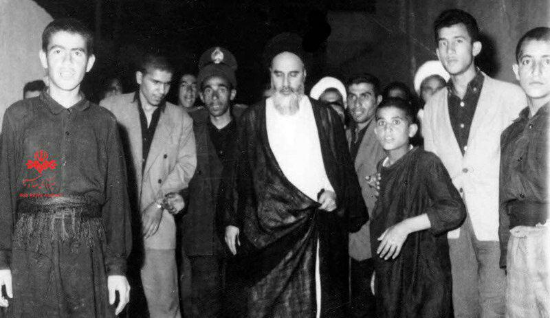 عکس/تصویری دیده نشده از حضور امام خمینی در یک دسته عزاداری حسینی در قم 