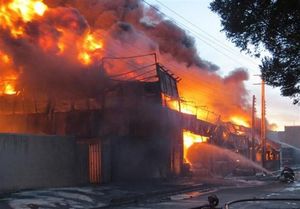 آخرین جزئیات از آتش سوزی در انبار لوازم‌خانگی خیابان ۱۷ شهریور تهران/ پس از گذشت ۶ ساعت هنوز طبقه منفی ۳ در آتش می‌سوزد +عکس 