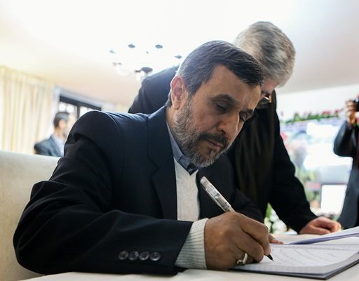 چرا از آمدن احمدی نژاد خوشحال می شوند؟/ تاج زاده شفاف کند چرا از روحانی حمایت می‌کنند؟ 