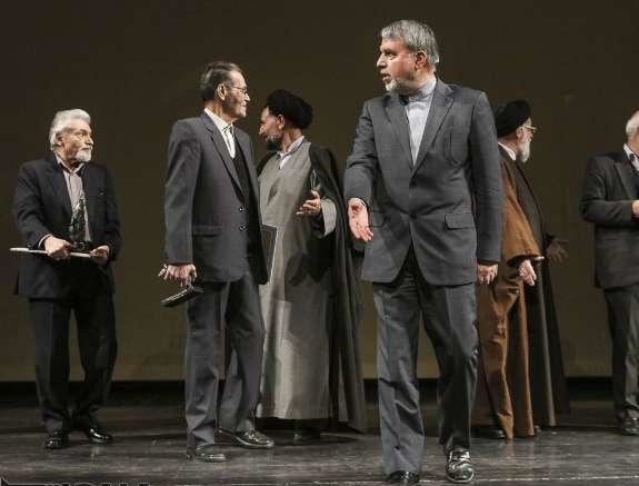 عکس/ بی توجهی به آقای وزیر بر روی سن