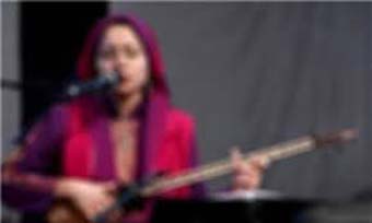 تکخوانی خواننده زن در جشن دانشگاه پیام نور !