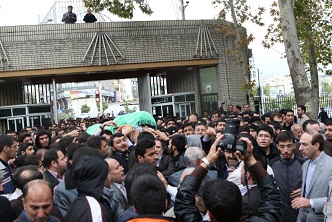 گزارش تصوی / پيكر مطهر آيت الله مهدوي كني در ميان شاگردان اش / رحمت و رضوان الهی بر روان پاک او باد.