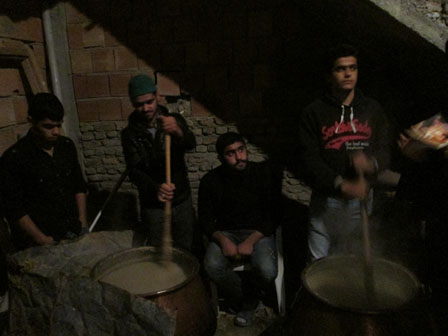 حضور نوجوانان در آئین پخت حلیم سوم محرم در گلستان + تصاویر