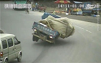 چپ کردن لحظه به لحظه‌ای یک وانت + (عکس) 