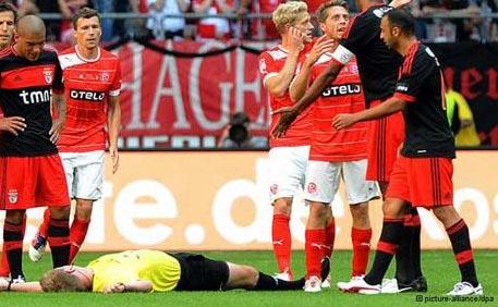 دانلود فیلم / این دروازه بان با مشت به جان داور افتاد!