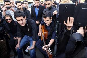 همخوانی شعر در جمع های مختلط، سوت و کف و هورا به افتخار متوفی!/مردگانی با سرهای بدون کلاه! +فیلم