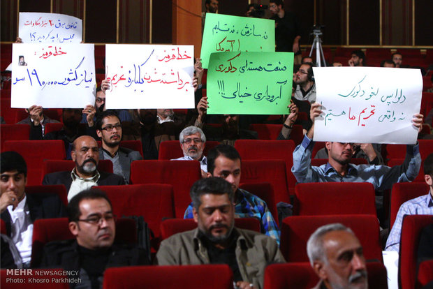 نگرانی اساتید منتقد آمریکایی/کتابی که پشت غیرتمندان را میلرزاند/ایران در یکسال گذشته بیشتر از 35 سال قبل تحقیر شد/چاپ برگههای جشن هستهای برای 4 آذر!/مردم وارد صحنه شوند +تصاویر