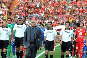 دیدار تیمهای فوتبال استقلال و پرسپولیس زیر بارش باران و برف