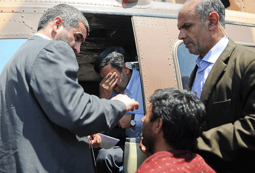 احمدي نژاد با شنيدن مشکلات يکي از هم وطنان در سفر به گلستان اشک ريخت