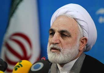 عکس/ محسنی اژه‌ای در بین زائران پیاده اربعین