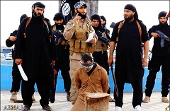 جلاد داعش یک عراقی را به جرم سحر و جادو گردن زد + عکس(۱۸+)