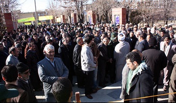 راهپیمایی اعتراض مردم تکاب به اهانت فرماندار تکاب به مقام شهدا + تصاویر