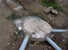 گزارش تصویری / لوله کشی غیر اصولی و غیر بهداشتی فاضلاب و گندابهای پس زده و بوی بد مسکن مهر بندرترکمن