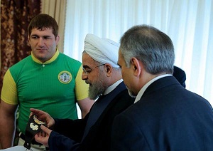 تصاویر/ بازوبند پهلوانی در دستان رئیس جمهور