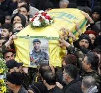 تشییع پیکر شهید «حسن عبدالله» کارگردان المنار در تابوت پیچیده در پرچم حزبالله + تصاویر
