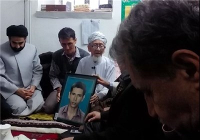 بوسه پسر سردار شهید کریمی بر دستان پدر شهید اهل سنت