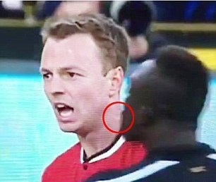 پرتاب آب دهان از سوی دو بازیکن در دیدار منچستریونایتد و نیوکاسل