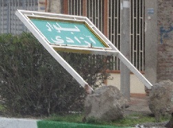 کندن تابلوی بلوار آزادی توسط شهرداری بندرترکمن