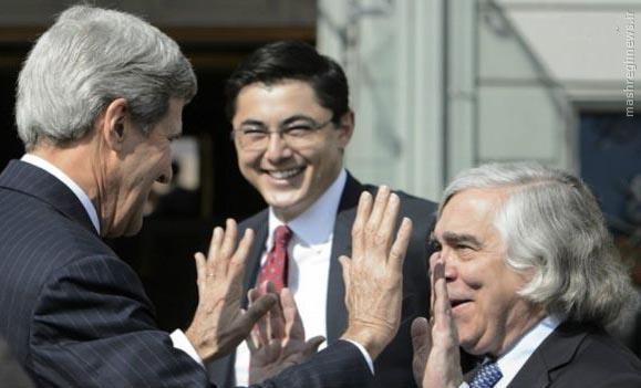 خوشحالی و تبریک گویی جان کری وزیر خارجه و ارنست مونیز وزیر انرژی آمریکا پس از پایان مذاکرات در لوزان سوئیس