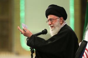  سخنان مهم رهبر معظم انقلاب در باره مسئله هسته‌ای و تحولات یمن؛ از توافق عزتمندانه صددرصد حمایت می‌کنم/ دغدغه جدی دارم چون طرف مقابل متقلب است/ تحریمها باید در همان روز توافق بطور کامل لغو شوند/ جنایت سعودی در یمن مشابه جنایت صهیونیستها در غزه است/ هشدار 