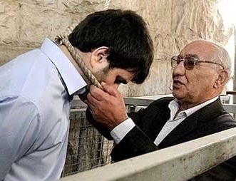 قاتل جوان بسیجی در پای چوبه داربخشیده شد+عکس