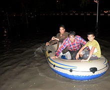 عکس/ قایق‌سواری در خیابان‌های مشهد! 