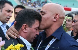 هواداران استقلال در پایان دربی علیه امیر قلعه نویی شعار دادند./ منصوریان تشویق شد