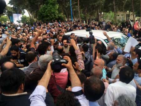 نوه امام راحل به مقام شامخ شهدای گلستان ادای احترام کرد