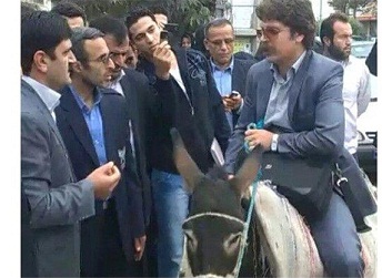 اعتراض بنزینی دانشجوی الاغ سوار!+تصویر