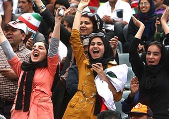 می‌خواهند مشکل زنان را با دیدن پا و سینه لخت ورزشکاران حل کنند !؟