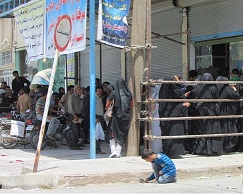 روحانی: در این دولت صف‌های تحقیرکننده نداشتیم/ ایستادن در صف سبدکالا با زبان روزه و گرمای 50 درجه!+تصاویر