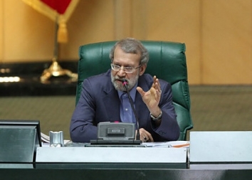 رئیس مجلس:گفته اند سگ احمدی نژاد و مشایی به لاریجانی شرف دارد
