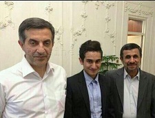 از عکس یادگاری با یقه بسته با احمدی نژاد تا عکس بالاتنه برهنه با برج ایفل!