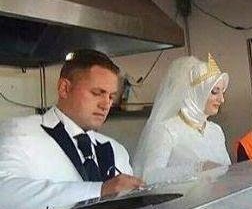 عروس و دامادی که به جای مراسم، به آوارگان غذا دادند/عکس