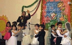 ترویج بی بندباری و انحراف کودکان معصوم  در روز روشن !!