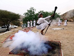 یک مراسم عجیب و خطرناک در عربستان