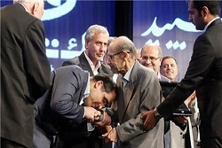 سه مسئولی که دست یک پزشک را بوسیدند+تصاویر
