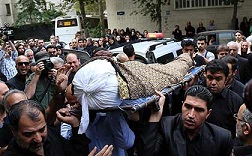 مراسم تشییع پیکر علی طباطبایی و عکس/ هنرمندان در تشییع پیکر علی طباطبایی