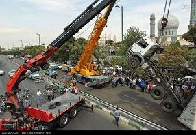 عکس/ برخورد کامیون با پل عابر پیاده در خیابان رجایی تهران