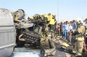 تصاویر/ واژگونی کامیون حامل شیر در بزرگراه آزادگان