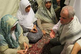 گزارش تصویری / رئیس سازمان حج و زیارت از حادثه دیدگان گلستانی منا دلجویی کرد